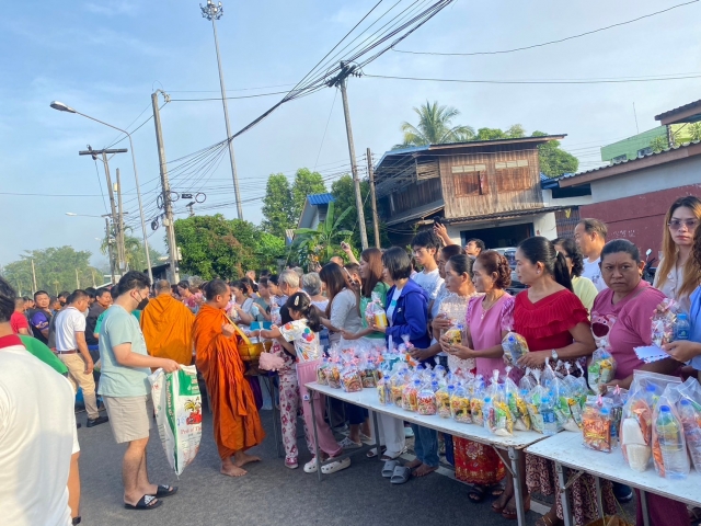 ตักบาตรวันขึ้นปีใหม่ 2568