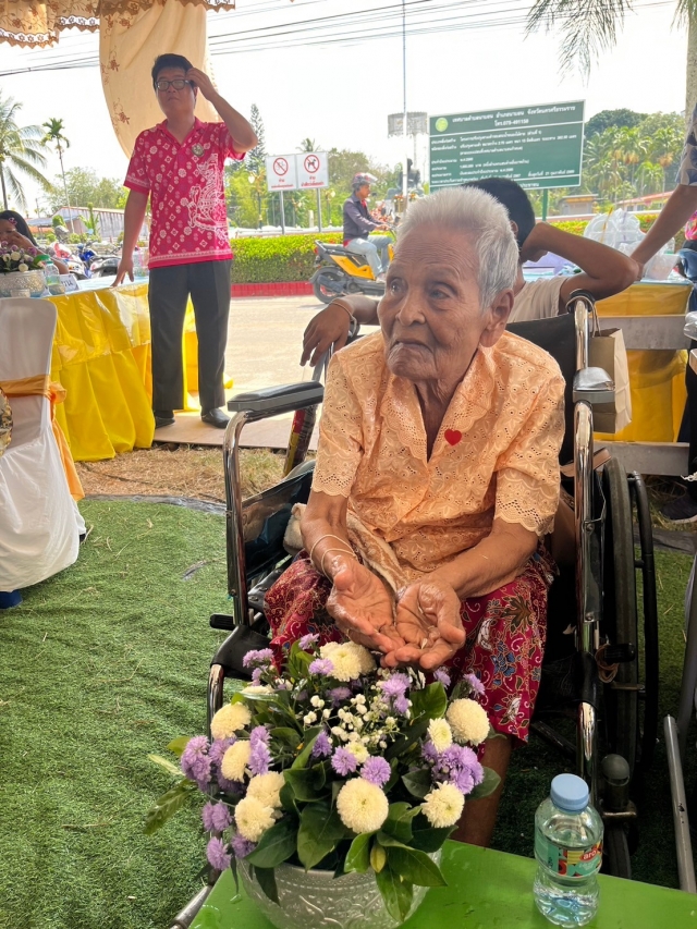 กิจกรรมรดน้ำขอพรผู้สูงอายุเนื่องในวันสงกรานต์ พ.ศ.2567