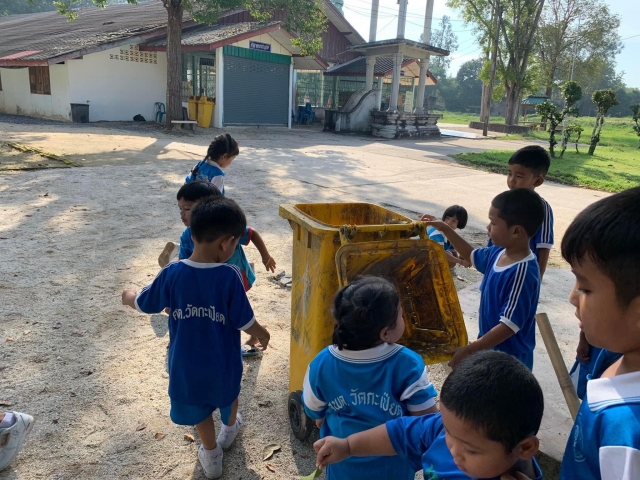 กิจกรรมหนูน้อยจิตอาสาและโครงการส่งเสริมการเรียนรู้เสรฐกิจพอเพียง ปลูกผักสวนครัว สพด.วัดกะเปียด
