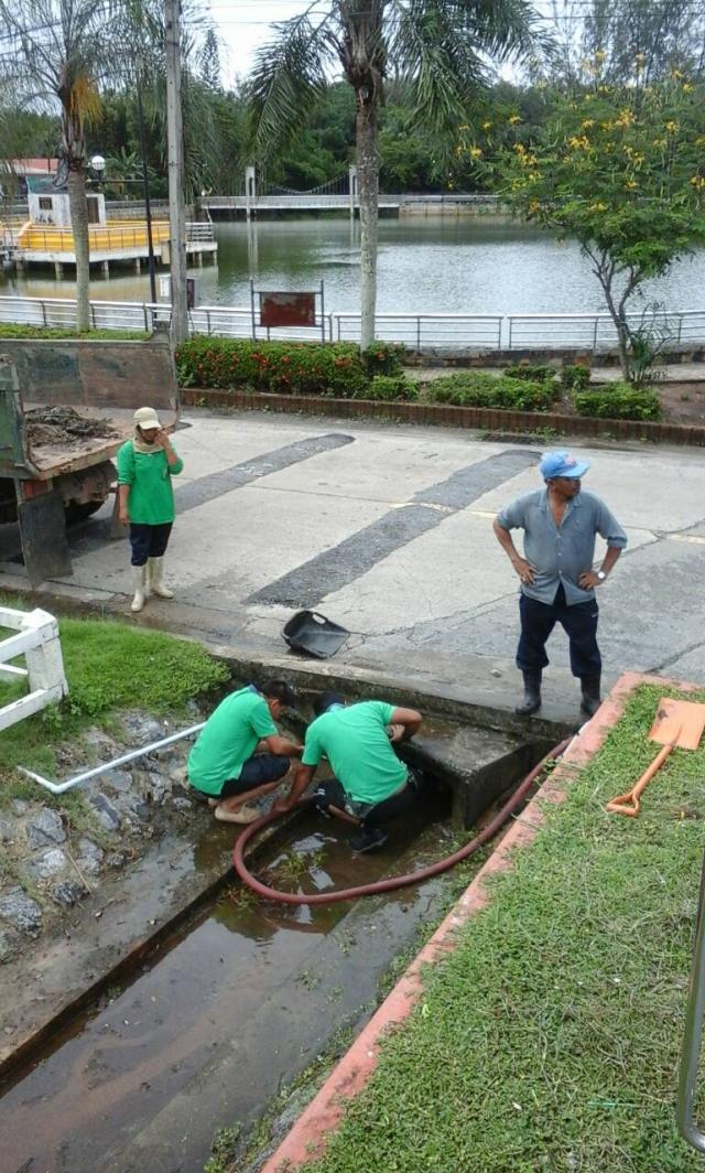 กำจัดขยะอุดตันในท่อระบายน้ำ