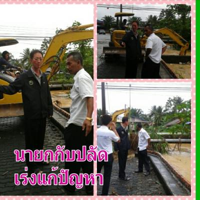 นายกเทศมนตรีตำบลนาบอน ออกตรวจสภาพพื้นที่น้ำท่วมบริเวณเขตเทศบาล