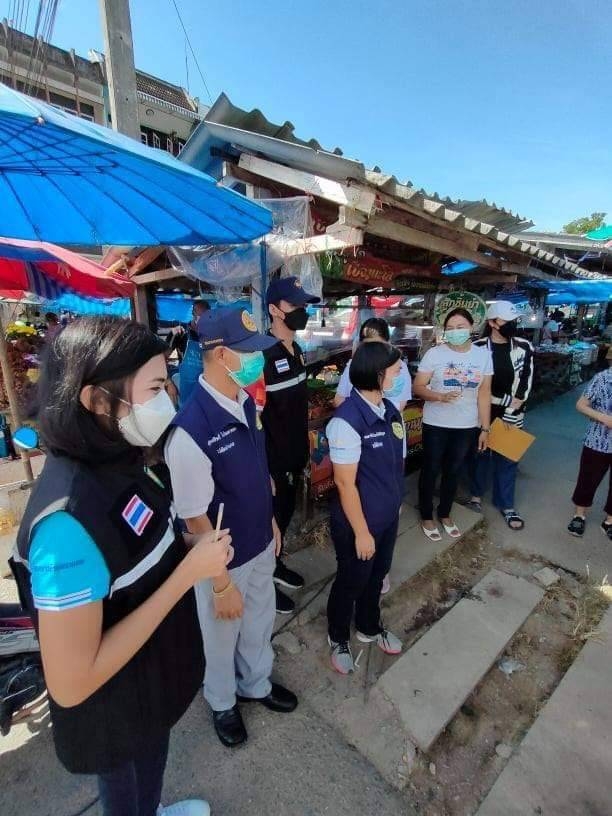 การลงพื้นที่เพื่อคัดกรอง ประเมิน และให้คำแนะนำเกี่ยวกับการป้องกันโรคโควิด-19
