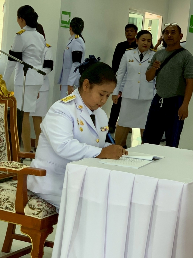 พิธีสรงน้ำหน้าพระบรมศพเบื้องหน้าพระฉายาลักษณ์ ฯ