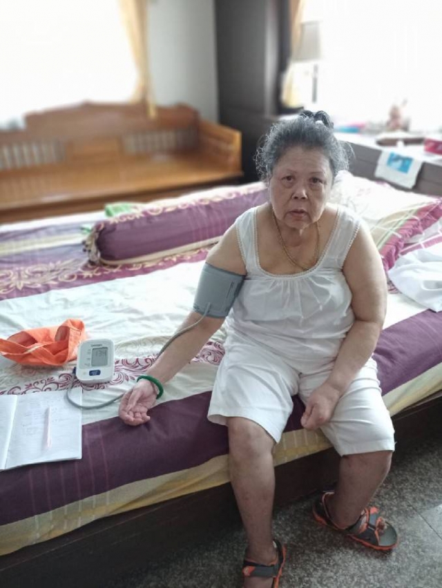 การทำงานของอาสาสมัครบริบาลท้องถิ่นในการดูแลผู้สูงอายุที่มีภาวะพึ่งพิงในเขตเทศบาลตำบลนาบอน